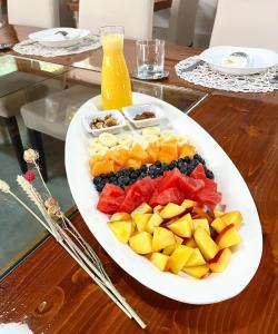 Villa Alba Boutique Hotel في بيسكارا: طبق فاكهة على طاولة مع مشروب