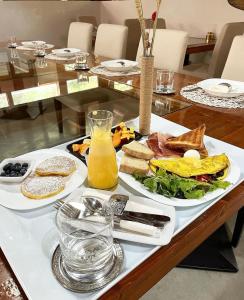 Villa Alba Boutique Hotel في بيسكارا: طاولة عليها طبق من طعام الإفطار