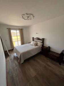 - une chambre avec un lit et une fenêtre dans l'établissement Refugio colonial y acogedor., à San Miguel Morazán