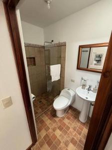 a bathroom with a toilet and a sink at Refugio colonial y acogedor. in San Miguel Morazán