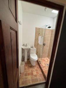 La salle de bains est pourvue d'une douche, de toilettes et d'un lavabo. dans l'établissement Refugio colonial y acogedor., à San Miguel Morazán