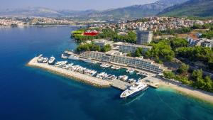 eine Luftaufnahme eines Yachthafens mit Booten im Wasser in der Unterkunft Oasis of peace - Lavica Premium Apartments in Podstrana