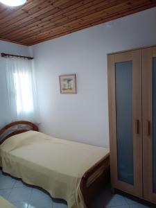 1 dormitorio pequeño con 1 cama y armario en Stef Panorama House, en Loutraki