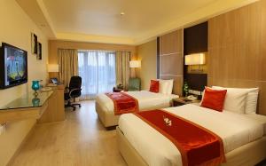 AttibeleにあるLa Classic- Attibele, Hosurのベッド2台とテレビが備わるホテルルームです。