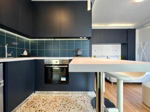 Kuchyň nebo kuchyňský kout v ubytování R1 Blue Paradise Private Terrace Jacuzzi