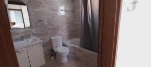 e bagno con servizi igienici, lavandino e doccia. di 3 bedroom Villa in Pyla a Larnaka