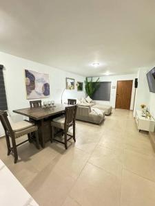 salon ze stołem, krzesłami i kanapą w obiekcie Casa Costa Azul w mieście Las Dos Palmas