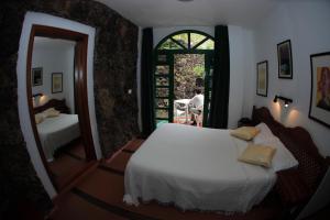 a bedroom with a bed and a large mirror at Hotel Ida Inés in Frontera