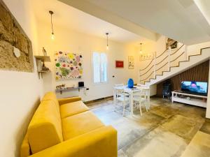 Khu vực ghế ngồi tại Dalì Art Room Studio Apartment