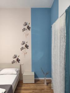 a bedroom with a bed and a blue wall at Casa Belvedere in Agrigento