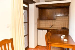 Kuchyň nebo kuchyňský kout v ubytování Enipnion Apartments + 37 fotografií