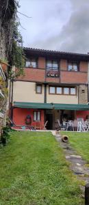 ein Haus mit einem Rasen davor in der Unterkunft Acogedor alojamiento para familias in Abadiano Celayeta