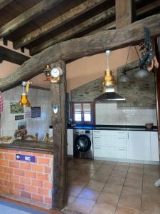 eine Küche mit Spüle und Waschmaschine in der Unterkunft Acogedor alojamiento para familias in Abadiano Celayeta