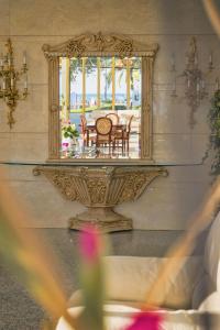 a mirror in a room with a table and chairs at Hotel Neptuno in Oropesa del Mar