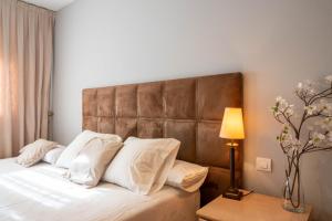 a bedroom with a large bed with white pillows at Apartamento Go - La Ermita in Arroyo de la Encomienda