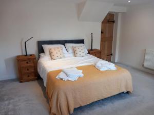 מיטה או מיטות בחדר ב-Secluded Cornish farmhouse
