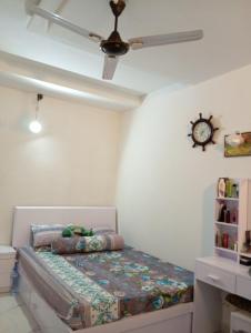 - une chambre avec un lit et un ventilateur de plafond dans l'établissement Aaraasth, à Vaadhoo