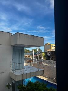 - une vue sur un bâtiment avec piscine dans l'établissement Village 3/4 a 140m da praia, à Ilhéus