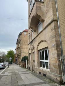 un viejo edificio de ladrillo con un letrero de calle al lado en Stuttgart-Mitte en Stuttgart