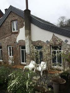 una casa con techo cubierto de nieve en Haus Finchen - Alte Näherei, en Hückelhoven