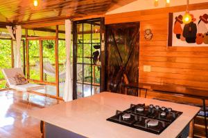uma cozinha com uma placa de fogão num quarto em Chalet Santacruz, Casa entera en la naturaleza em Nueva Loja