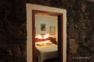 a bedroom with a bed and a mirror at Hotel Ida Inés in Frontera