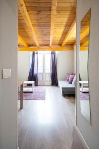 sala de estar con sofá y techo de madera en Apartamentos GO - Leopoldo Cano Center, en Valladolid