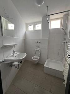 Baño blanco con lavabo y aseo en Stuttgart-Mitte en Stuttgart