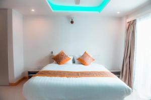 Un dormitorio con una gran cama blanca y una ventana en Morus Bliss - Divers' Preferred Hotel, en Maradhoofeydhoo