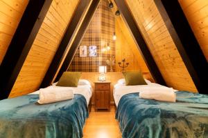 Habitación con 2 camas en un ático con ventana en PENTHOUSE IN THE CLOUDS & PARKING, en Sierra Nevada