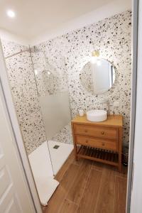 bagno con lavandino e specchio di Pierres Blanches Guérande - Maison d'hôtes a Guérande