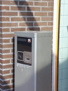 een machine zit tegen een stenen muur bij Mobilheim für 2 Personen ca 10 qm in Buren, Friesland Ameland in Buren