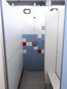Een badkamer bij Mobilheim für 2 Personen ca 10 qm in Buren, Friesland Ameland