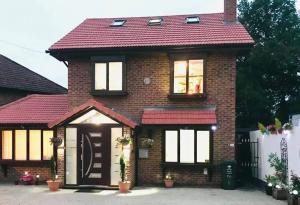 a brick house with a red roof at Good Night Sleep 25 mins from London Bridge and Gatwick Airport in Farnborough