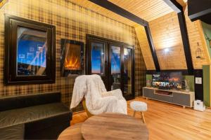 una sala de estar con un sofá y una mesa en PENTHOUSE IN THE CLOUDS & PARKING, en Sierra Nevada