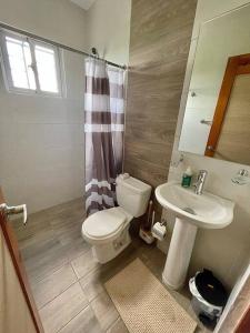 ein Bad mit einem WC und einem Waschbecken in der Unterkunft Apartamento con terraza & BBQ in Mendoza