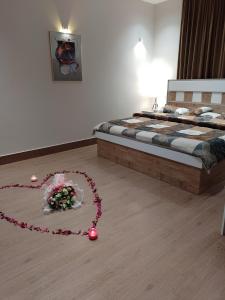 een slaapkamer met een bed en een hart met rozen bij شاليه My rest in Muhayil