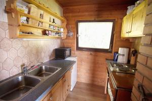 Kuchnia lub aneks kuchenny w obiekcie Urlaub im Blockhaus