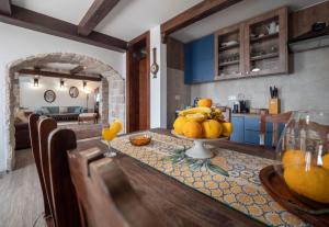 eine Küche mit einem Tisch und einer Obstschale darauf in der Unterkunft Casa Pastrovici del Mare in Petrovac na Moru