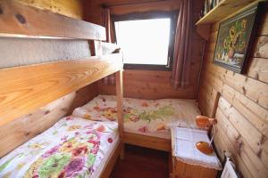 Łóżko lub łóżka w pokoju w obiekcie Urlaub im Blockhaus