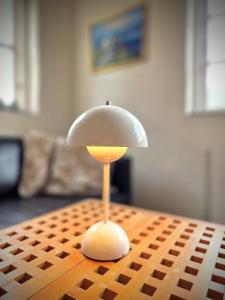 a lamp sitting on top of a table at Haus Fabjerg in Lemvig