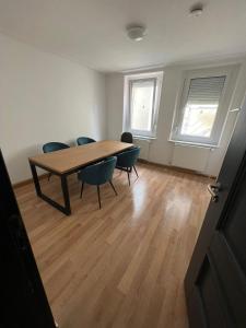 een kamer met een houten tafel en stoelen. bij Stuttgart-Mitte in Stuttgart