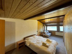 1 dormitorio con 1 cama con 2 toallas en Villa Raiski kyt, en Dospat