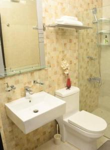 La salle de bains est pourvue d'un lavabo blanc et de toilettes. dans l'établissement Penthouse familiar, à Saint-Domingue