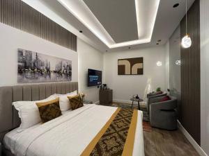 a bedroom with a large bed and a couch at استديو البوليفارد مدخل خاص دخول ذاتي in Riyadh