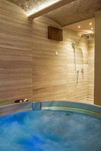 Piscina de la sau aproape de VENUS Apartment with jacuzzi and sauna - City Center