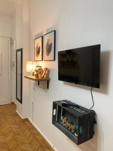 uma sala de estar com uma televisão de ecrã plano na parede em Apartment Stay em Novi Sad