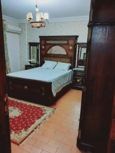 una camera con un grande letto e due comodini di بيراميدز رووف a Giza