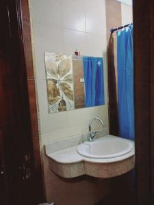 bagno con lavandino e specchio di بيراميدز رووف a Giza