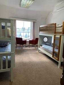 ダブリンにあるEden Quay Guesthouse Private Roomsの二段ベッド2台と窓が備わる客室です。